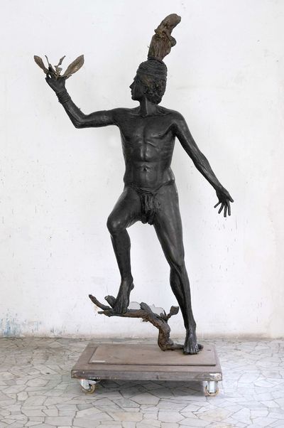 Una danza antica di Floriano Ippoliti, bronzo, 220 cm